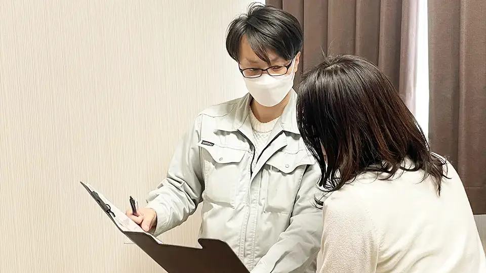 担当者がお客様にお見積もり内容をせつめいしている様子