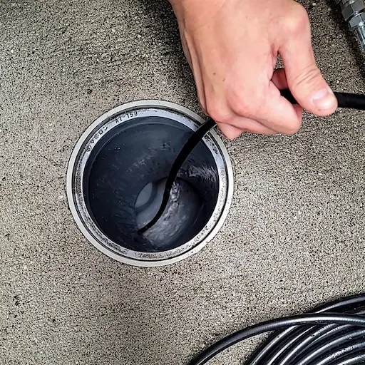 下水管にホースを注入