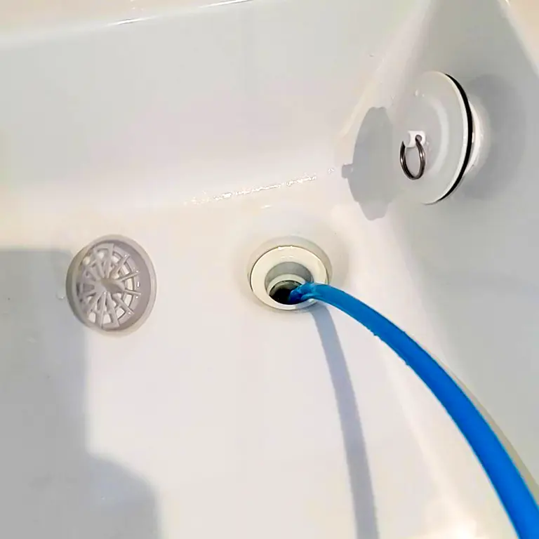 洗面上の排水口にホースを注入