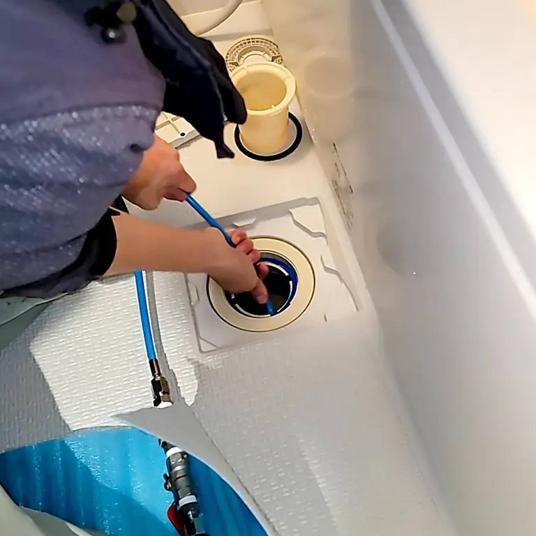 浴室の排水口にホースを注入