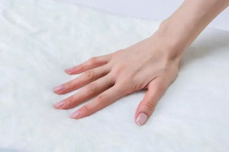断熱材を手で触る様子