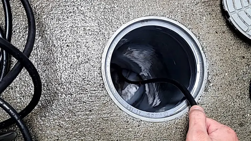 下水管にホースを注入