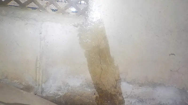 家の基礎部分のひびを補修した跡