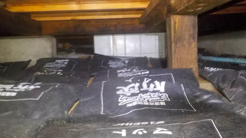 床下全体に敷き詰めた調湿材