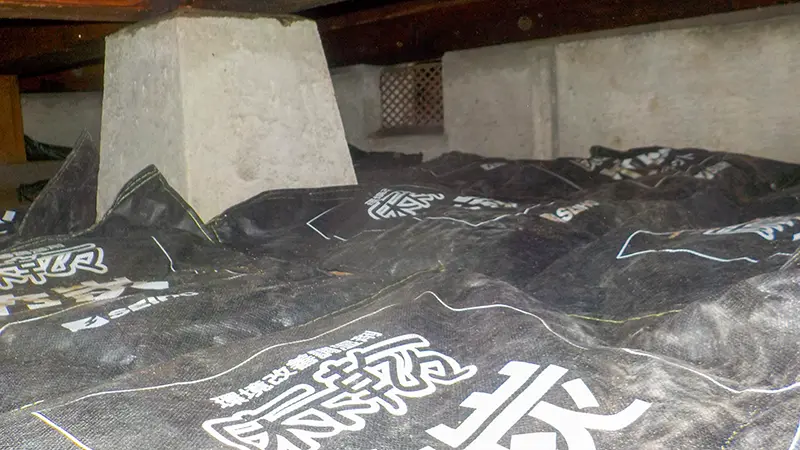 床下全体に敷き詰めた調湿材